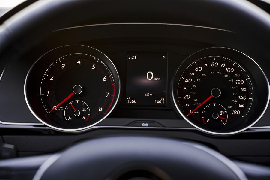 Панель приборов Volkswagen Arteon 4Motion 2018 года  (NA) (фото 16 из 41)